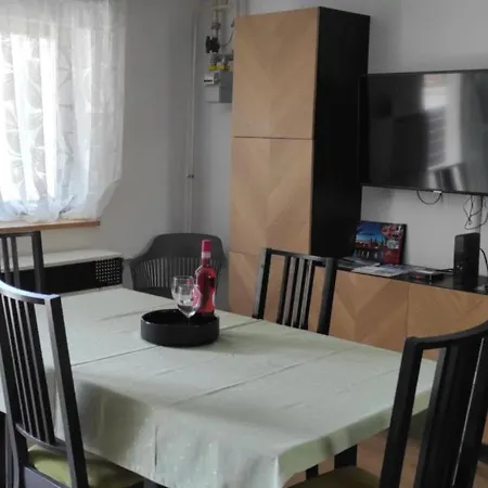 Ket Fenyo Vendeghaz